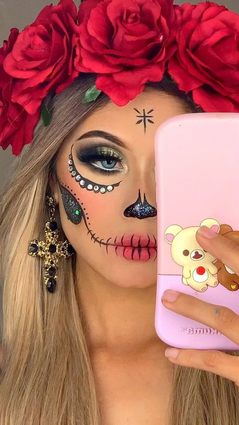 CATRINA BUCHI FRESA 🍓 🖤 Tutorial | Maquillaje de catrina buchi fresa🖤🍓 espero les guste yo la ame 💀🖤😍🍓 #makeup #makeupideas #maquillaje | By Crizty kimochidoll | Facebook Makeup For Purim, Ideas De Halloween, Ideas Para Halloween, Catrina Costume, Catrina Makeup, Halloween Makeup Sugar Skull, Dead Makeup, Cute Halloween Makeup, Halloween Makeup Diy