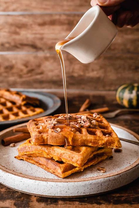 Waffles Photography, Pumpkin Waffles Recipe, Cinnamon Benefits, Fluffy Waffles, Pumpkin Waffles, Fall Breakfast, Healthy Snacks For Diabetics, Savory Breakfast, Waffle Recipes