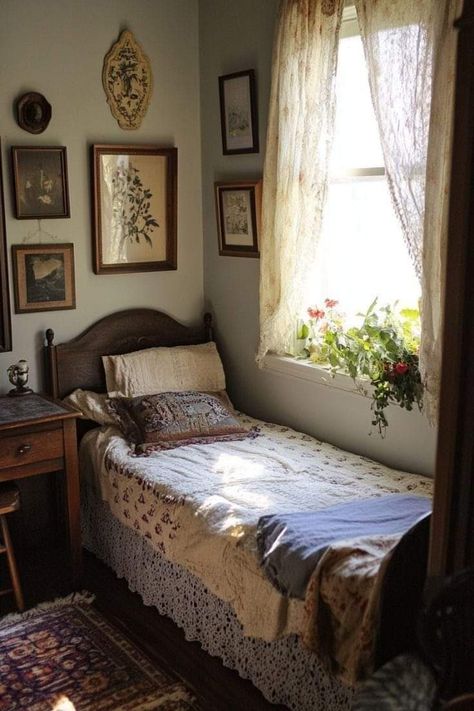 Victorian Small Bedroom, Small Bedroom Ideas Vintage, Simple Small Bedroom Ideas, Ren Core, Bedroom Ideas Vintage, Small Bedroom Ideas, Dream House Rooms, Ideas Vintage, Mobile Homes