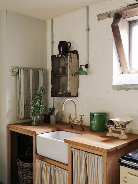 How Anna Haines transformed a run-down stable into a bijou guest wing | House & Garden Schoolhouse Kitchen, Wraparound Extension, Small Stable, Unfitted Kitchen, Clean Fireplace, Country Interiors, Antique Shelves, Antique Dining Tables, Interior Design Rustic