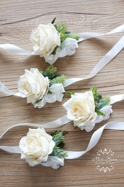 Parent Corsage Wedding, Womens Corsage Wedding, Simple Rose Corsage, Single Flower Corsage, White Rose Corsage Wrist, Rose Corsage Wedding, Unique Corsage, Groomsmen Flowers, Rustic Corsage