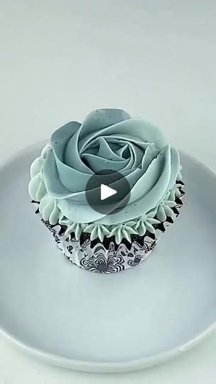 961K views · 11K reactions | Beautiful cupcakes | Beautiful cupcakes | By Joss cake store | Facebook Wedding Cupcakes Frosting Ideas, Chocolate Decorations For Cupcakes, Decorate Cupcakes Easy, Cupcake Cakes Birthday, Faerie Cake, Decorated Cupcakes Ideas, Elegant Cupcake Designs, Cupcake Icing Designs, Cupcake Decorating Ideas