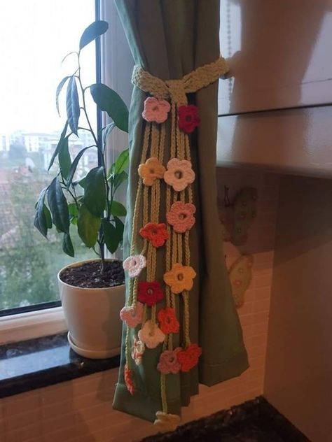 Crochet Curtains Free Pattern, Crochet Curtains Pattern, Small Crochet Gifts, Bedroom Curtain Ideas, Crochet Curtain Pattern, Crochet Applique Patterns Free, Bedroom Curtain, Crochet Curtains, Pola Sulam