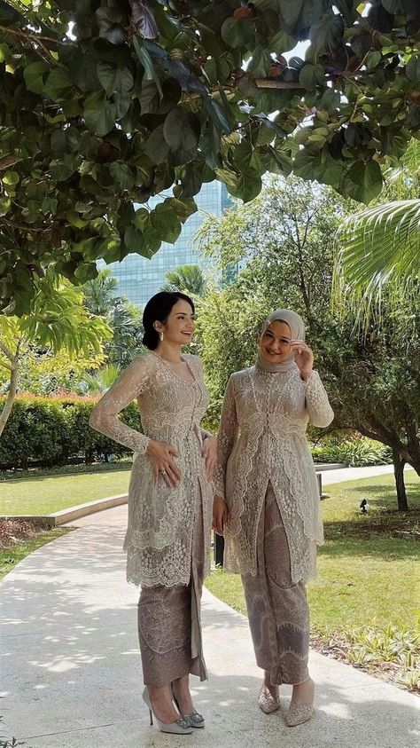 Bridesmaid Brokat, Kebaya Brokat Modern, Renda Kebaya, Kebaya Simple, Kulot Pants, Kebaya Bridesmaid, Indonesian Kebaya, Model Dress Kebaya, Dress Brokat Modern