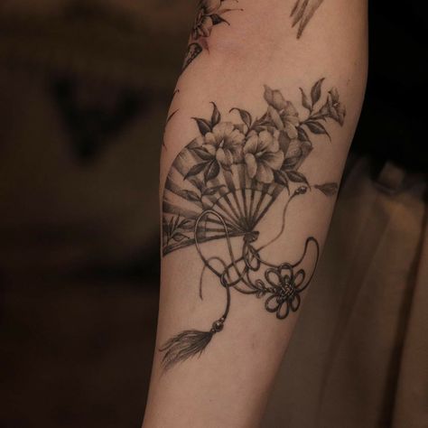 Asian Wrist Tattoo, Japan Themed Tattoo, Shoulder To Back Tattoo, Fan Tattoo Design, Vietnamese Tattoo Ideas, Japanese Fan Tattoo, Vietnam Tattoo, Charm Tattoo, Girl Back Tattoos