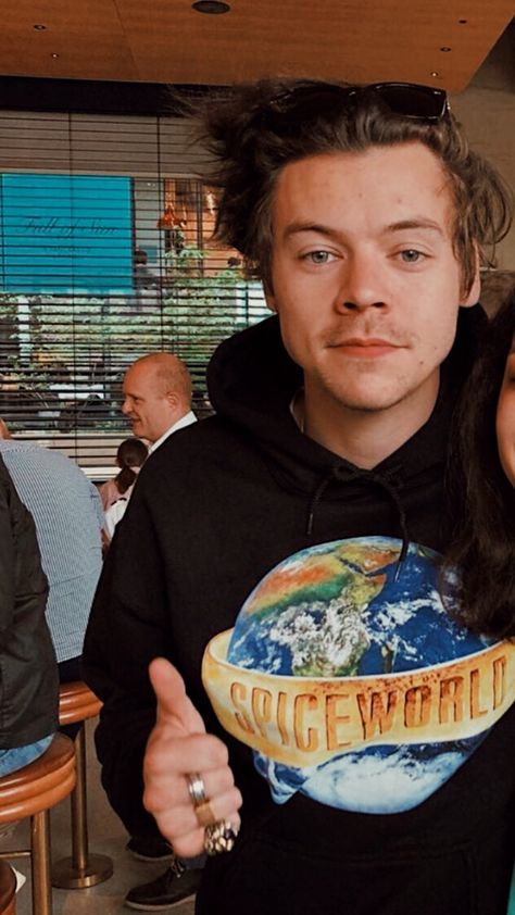 Harry Styles Cute, Haikou, Harry Styles Wallpaper, Harry Styles Pictures, Harry Styles Photos, Don Juan, I'm With The Band, Mr Style, Treat People With Kindness