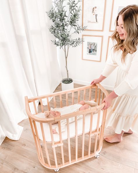 The unique design of our babybay bedside sleeper design makes it the perfect bedside option for parents wanting to be near their baby while they sleep. And your babybay can turn into a rolling bassinet that fits through doorways and into other rooms. The babybay is ideal for parents working at home or multi-use rooms https://www.babybay.us/blog/Growing-with-babybay #bassinet #bedsidesleeper #workingfromhome #infant #babybay Wooden Bedside Bassinet, Small Space Bassinet, Bassinet For Small Spaces, Babybay Bedside Crib, Best Bedside Bassinet, Bassinet In Parents Room, Baby Bassinet Ideas, Bedside Nursery Ideas, Bedside Crib Co Sleeper