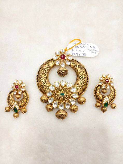 Chandbali Pendant Set Gold, Locket Earrings Set Gold, Pendant Sets Indian Gold Antique, Kundan Pendant Set Gold, Gold Pendant Set Designs Modern, Gold Pendant Set Design, Antique Pendal Set Design In Gold, Gold Pandent Set Design, Pendent Set Gold Antique