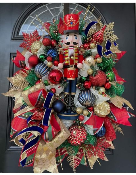 Nutcracker Wreaths, Christmas Decor Traditional, Mantle Christmas Decor, Large Nutcracker, Wreath Mantle, Mantle Wreath, Mantle Christmas, Nutcracker Wreath, Flocked Garland