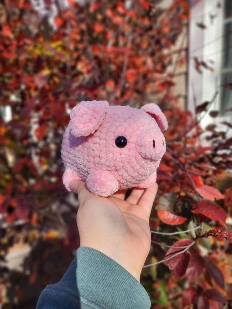 Pink Pig Amigurumi Crochet toys free patterns easy #crochettoysfreepatternseasy #crochet #crochettoy #crochetpattern #crochetpatterns 4.149 Pig Amigurumi, Crochet Pig, Easy Crochet Animals, Crochet Plushies, Things To Crochet, Quick Crochet Patterns, Crochet Design Pattern, Kawaii Crochet, Beginner Crochet Projects