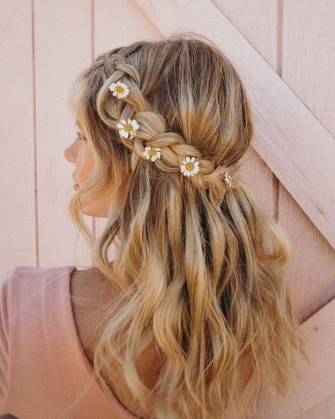 Loose, flowy waves + a braid + daisies. So fun! Prom Hair With Flowers, Down Prom Hair, Hair With Flowers, Half Up Half Down Prom, Down Prom Hairstyles, Braided Half Updo, Wavy Wedding Hair, Prom Hair Updo, Half Up Half Down Hair Prom