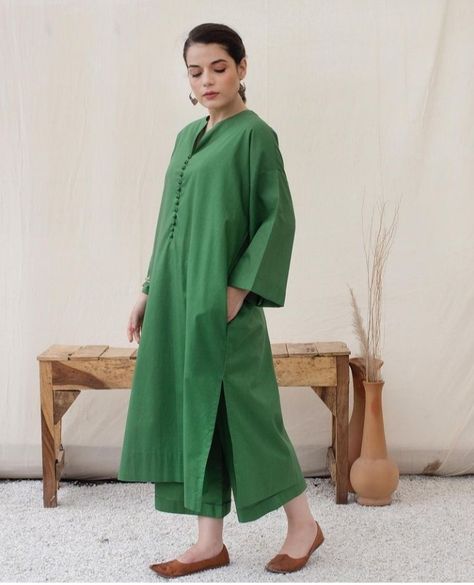 Style Outfits Summer, Plain Dresses, Summer Vibes Aesthetic, Stylish Kurtis Design, Simple Kurta Designs, Trendy Shirt Designs, Pakistani Fashion Casual, Pakistani Dresses Casual, Simple Pakistani Dresses