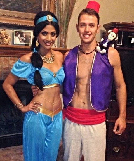 Jasmine and Aladdin | Halloween Costumes Through The Decades. Halloween Couple Costumes Princess Jasmine Costume Diy, Jasmine And Aladdin Costume, Princess Jasmine Halloween Costume, Disney Çiftleri, Aladdin Halloween, Disney Couple Costumes, Jasmine Halloween Costume, Film Frozen, Aladdin Costume