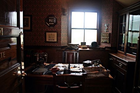 1800s newspaper office...Max is a spider and news reporter (he "spins" stories) in a 19th century setting 1920s Office, Vintage Room Aesthetic, Gentlemans Study, Victorian Office, Men's Study, Banks Office, Apartment Office, Living Museum, Vintage Room