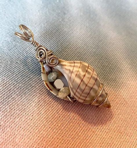 Seashell Jewelry Diy, Cowrie Shell Necklace, Wire Jewelry Designs, Seashell Jewelry, Ocean Jewelry, Wire Wrapping Stones, Diy Wire Jewelry, Wire Work Jewelry, Work Jewelry