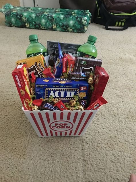 Diy Movie Night Ideas, Movie Basket, Movie Night Basket, Diy Movie Night, Movie Night Gift Basket, Movie Night Food, Movie Night Gift, Raffle Basket, Diy Christmas Presents