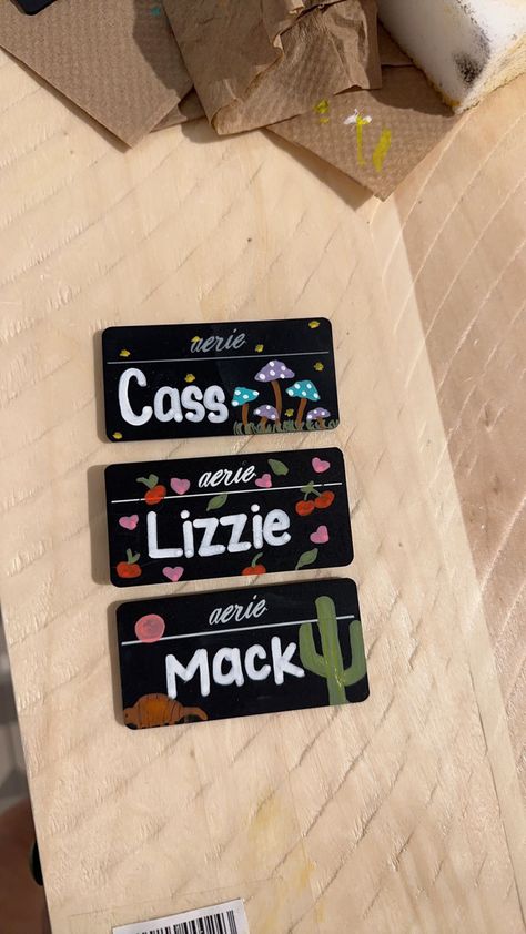 Name Tag Decoration Ideas, Nametag Ideas, Nametag Ideas Aesthetic, Aesthetic Name Tags For School, Tag Names Ideas, Name Tag Drawing Ideas, Name Tag Aesthetic, Aesthetic Name Tag, Name Tag Design Aesthetic