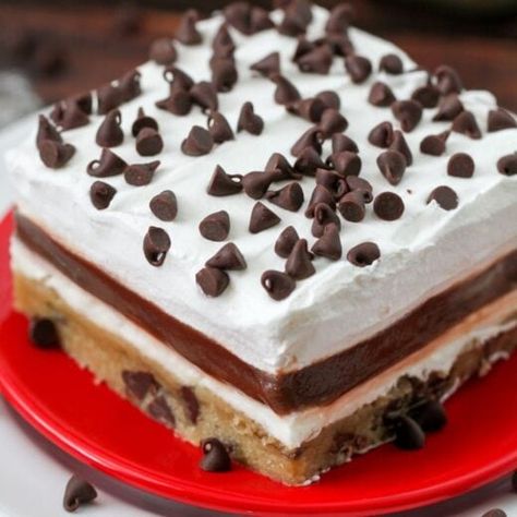 Chocolate Chip Cooke Delight Recipe (+VIDEO) | Lil' Luna Chocolate Chip Cookie Delight Recipe, Chocolate Chip Cookie Delight, Cookie Delight, Chocolate Pudding Cookies, Chocolate Pudding Desserts, Ultimate Chocolate Chip Cookie, Layered Dessert, Layered Desserts, Chocolate Delight