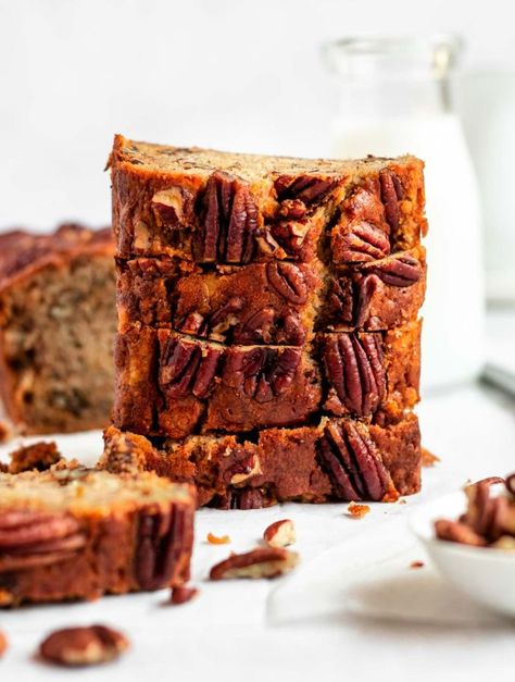 Pecan Banana Bread Banana Pecan Bread Recipe, Pecan Banana Bread, Banana Pecan Bread, Flours Banana Bread, Moist Banana Bread, Dried Bananas, Pecan Cake, Healthy Banana Bread, Pecan Recipes