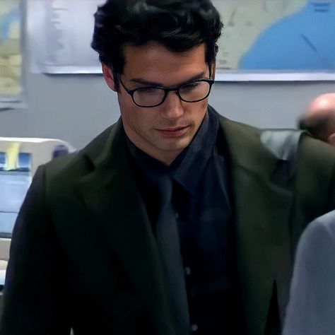 Henry Cavill In Glasses, Henry Cavill Pfp, Clark Kent Man Of Steel, Henry Cavill Icon, Clark Kent Aesthetic, Clark Kent Henry Cavill, Henry Cavill Aesthetic, Henry Cavill Muscle, Clark Kent Icon