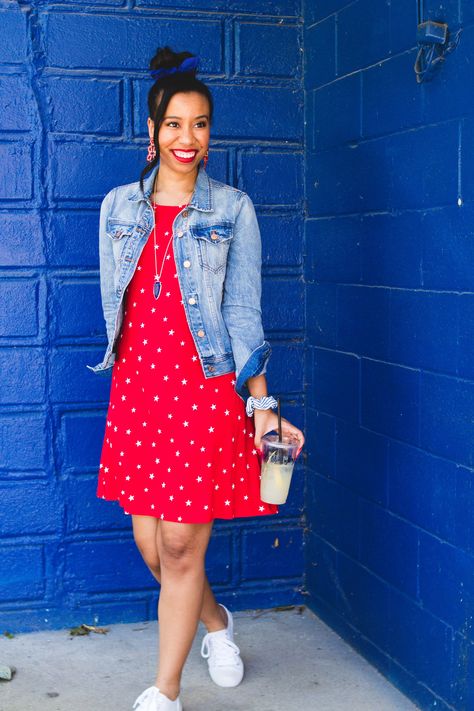 Still trying to figure out what to wear to your 4th of July BBQs? Louisville blogger, What Nicole Wore, shares an affordable red, white, and blue outfit. // red dress, patriotic outfits, jean jacket ways to wear, star print dress, kendra scott necklace, july 4th outfit ideas for women, red lipstick on dark skin Christmas Festival Outfit, Festive Outfits Christmas, Red White Blue Outfit, Americana Outfits, Outfits Jean, Boho Festival Outfit, Festival Outfit Inspiration, Classy Summer Outfits, Quoi Porter