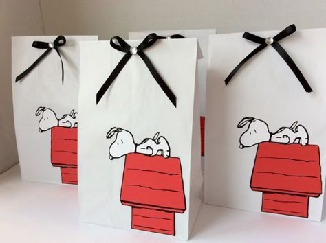 Peanuts Birthday Party, Snoopy Birthday Party, Snoopy Baby Shower, Baby Shower Gifts For Guests, Peanuts Party, Peanuts Birthday, Snoopy Party, Snoopy Birthday, Baby Shower Gift Bags