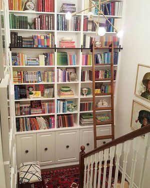 Stairway Gallery, Interior Stair Railing, Upstairs Landing, Staircase Landing, Stairway Decorating, Bookshelf Inspiration, House Organisation, Stair Landing, Stairway Design