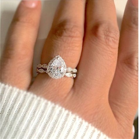 Wedding Rings Teardrop, Cool Wedding Rings, Beautiful Wedding Rings, Wedding Rings Halo, Engagement Wedding Ring Sets, Wedding Rings Solitaire, Princess Cut Engagement Rings, Wedding Rings Unique, Engagement Ring Cuts