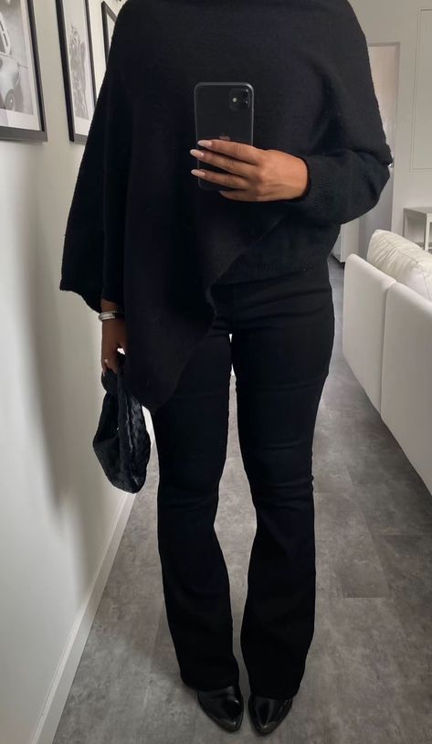 Long Black Cardigan Outfit, Black Cardigan Outfit, Feminine Black Women, Long Black Cardigan, Mode Zara, Cardigan Outfit, Downtown Outfits, Clothing Staples, Effortlessly Chic Outfits