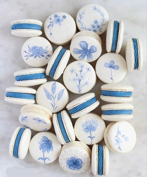 White Macarons, Painted Macarons, Blue Macarons, Floral Cakes, Macaron Recipe, Donut Shop, Wedding Cake Designs, Pretty Cakes, Wedding Food