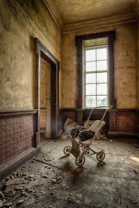 Abandoned farm house Abandoned Room, Abandoned Farm, Abandoned Property, Beautiful Ruins, Old Abandoned Houses, Abandoned Castles, Abandoned House, Abandoned Mansions, Haunted Places