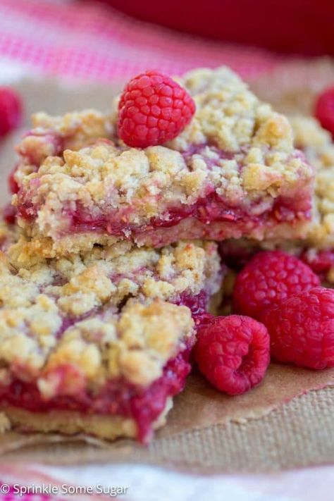 Raspberry Lemon Crumble Bars - A super easy recipe for sweet and tart raspberry lemon crumble bars! Lemon Crumble Bars, Lemon Raspberry Bars, Lemon Crumble, Raspberry Crumb Bars, Raspberry Crumble Bars, Raspberry Crumble, Raspberry Bars, Crumb Bars, Raspberry Desserts