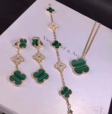 Maison Van Cleef & Arples #Vancleef Van Cleef And Arpels Jewelry, Expensive Jewelry Luxury, Van Cleef And Arpels, Luxe Jewelry, Classy Jewelry, Fancy Jewellery, Expensive Jewelry, Jewelry Lookbook, Girly Jewelry