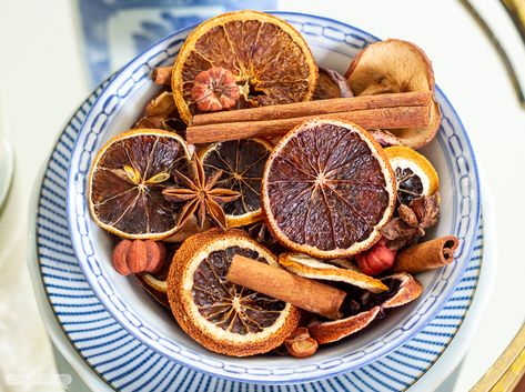 Fill a pretty bowl with this homemade Christmas potpourri or make it to give as gifts. Made with a mixture of dried oranges and apples, cinnamon sticks, star anise and scented with clove, sweet orange, balsam fir, bay and cassia essential oils, it smells like Christmas morning. Dried Oranges Christmas, Homemade Christmas Potpourri, Oranges Christmas, Orange Potpourri, Orange Peel Candle, Orange Scented Candle, Dried Potpourri, Homemade Potpourri, Potpourri Recipes