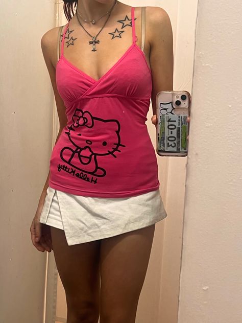 2000s Fashion Tank Tops, Babydoll Tee Y2k, Pink Outfit Inspo 90s, Y2k Cami Top Outfit, Bra Showing Under Tank Top Y2k, Cami Outfit Ideas, Y2k Pink Clothes, Y2k Babydoll Top, Babydoll Top Outfit Y2k