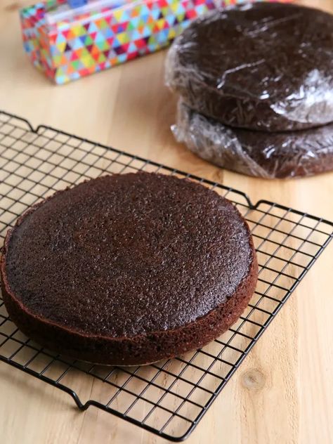 How to Store and Freeze Cake Layers - Completely Delicious Freezing Cakes, Freeze Cake, Completely Delicious, Dessert Hacks, Baked Cake, Cake Tips, Yummy Meals, Recipes Cookies, Cake Layers