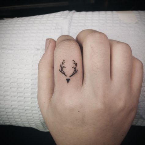 tiny deer for Leilei #tattoo #tattoodesign #smalltattoo #fingertattoo A Small Tattoo, Tato Henna, Deer Tattoo, Most Popular Tattoos, Small Tattoo, Popular Tattoos, First Tattoo, Mini Tattoos, Animal Tattoos