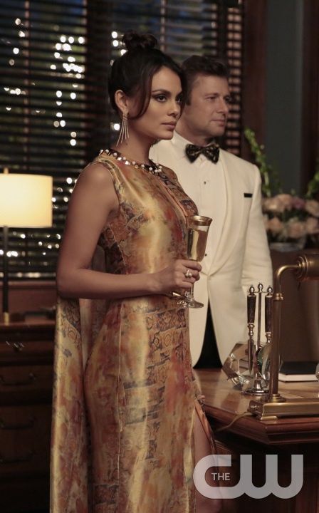 #Dynasty 1x10 "A Well-Dressed Tarantula" - Cristal and Blake Crystal Carrington, Blake Carrington, Dynasty Tv Show, Dynasty Outfits, Nathalie Kelley, Award Show Dresses, Elizabeth Gillies, Fashion D, Orphan Black