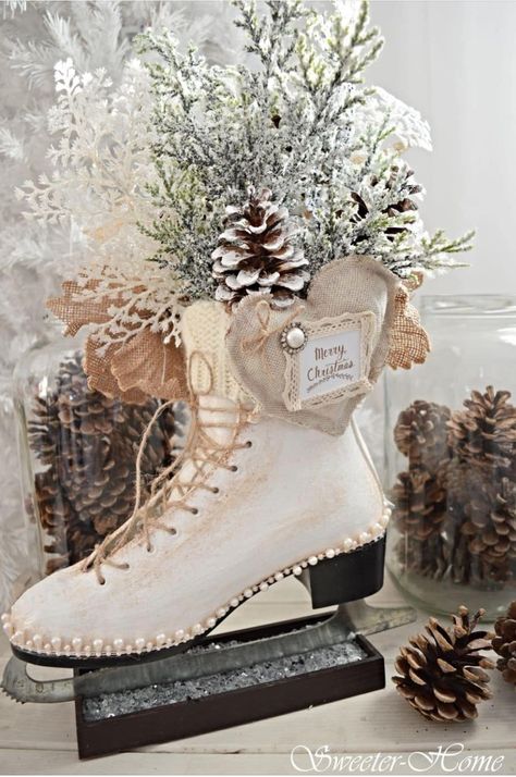 Ice Skate Floral Arrangement, Vintage Ice Skates Decorating Ideas, Ice Skates Christmas Decoration, Ice Skate Craft, Skate Decor, Christmas Skates, Vintage Ice Skates, Christmas Sled Decoration, Christmas Skating