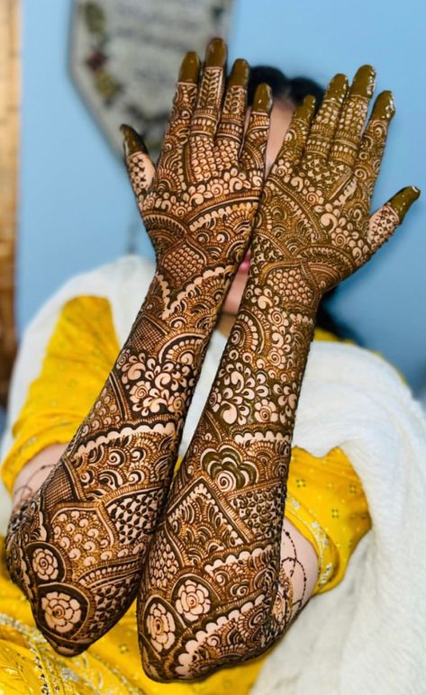 Bold Rose Mehndi Designs, Bridal Back Hand Mehndi Design, Back Hand Bridal Mehndi Designs, Beautiful Simple Mehndi Design, Hand Mehendi, Bridal Mehandi, Mehndi Designs Bridal, Mehndi Designs Bridal Hands, Mehndi Design Pictures