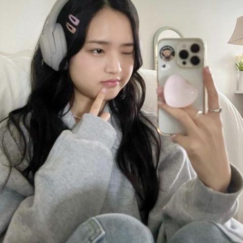 saranghoe aestheticly listening to music doing aegyo. it gives off wonyoung vibes. wonyoungism girls woupd live this one lol kpop korean Listening To Kpop Aesthetic, Listen To Music Aesthetic, Music Do, Listen To Music, Aesthetic Kpop, Music Aesthetic, Kpop Aesthetic, Listening To Music, Vision Board