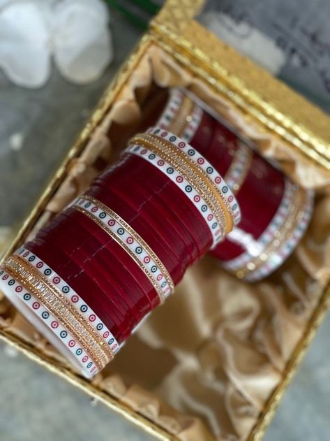 Bridal Bangles Wedding, Wedding Chura, Wedding Jewellery Designs, Bridal Jewelry Sets Brides, Bridal Jewellery Inspiration, Red Bangles, Bridal Chura, Indian Bride Outfits, Bridal Jewellery Design