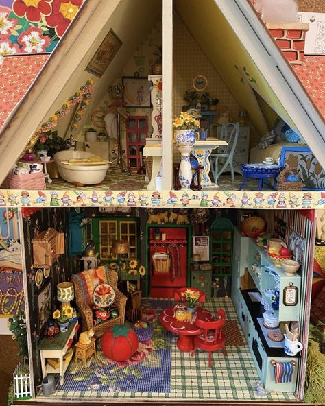 Whimsical Dollhouse, Dollhouse Aesthetic, Small Doll House, Mouse Mansion, Kristiansund, Calico Critters Families, Doll House Plans, Mini Doll House, Dollhouse Projects