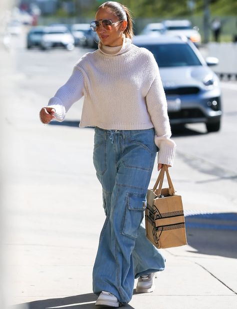 Loose Cargo Jeans Outfit, Denim Cargo Pants Outfit Street Styles, Cargo Jeans Pants Outfit, Cargo Wide Leg Pants Outfit, Wide Leg Cargo Jeans Outfit, How To Style Cargo Jeans, Cargo Denim Pants Outfit, Jeans Cargo Outfit, Baggy Cargo Jeans Outfit