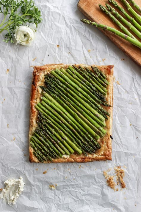 Spring is almost here! Celebrate with this asparagus tart that lays on a bed of caramelized onion and cheese. #drool #spring #asparagustart Frostingandfettuccine.com Spring Dishes For A Crowd, Asparagus Aesthetic, Spring Tart, Tart With Puff Pastry, Asparagus Tart Recipes, Asparagus Tart, Spring Dishes, Spring Recipe, Spring Menu