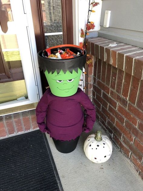 Do you want to know how to make Halloween Decorations? Many of you have seen my flower pot creations, my scarecrow, snowman, Santa, & Uncle Sam. I'm at it again creating a flower pot Frankenstein (or Frankenstein planter). Today I'm sharing how I made my Halloween Frankenstein Candy Holder. Frankenstein Diy Crafts, Scary Wedding, Door Decoration For Halloween, Mummy Door, Diy Frankenstein, Green Flower Pots, Pot Heads, Terra Cotta Pot Crafts Diy, Halloween Frankenstein