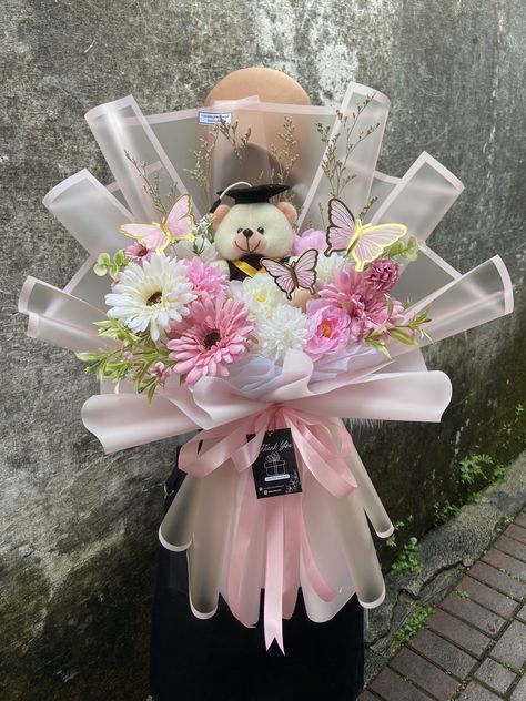 Convo Bouquet Idea, Graduation Bouquet Ideas Flowers, Gift Wisuda Unik, Bucket Graduation, Graduation Bouquet Ideas, Bouquet Wisuda, Bucket Wisuda, Graduation Flowers Bouquet, Diy Rose Bouquet