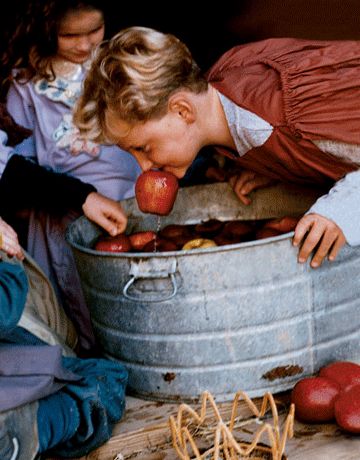 Bobbing for Apples and other medieval party ideas Medieval Halloween, Knight Birthday Party, Medieval Banquet, Halloween Party Activities, Medieval Fair, Medieval Games, Game Of Thrones Party, Knight Party, Medieval Party