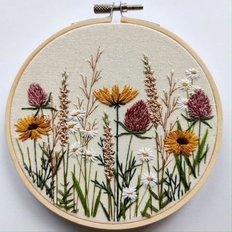 Hand Embroidery Patterns Free, Clothes Embroidery Diy, Diy Embroidery Patterns, Handmade Embroidery Designs, Embroidery Stitches Tutorial, Hand Embroidery Projects, Hand Embroidery Flowers, Brazilian Embroidery, Embroidery Flowers Pattern