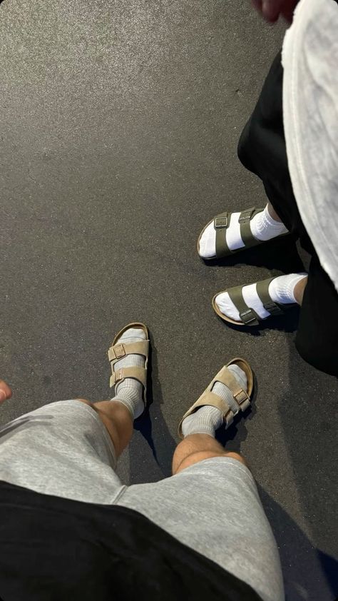 Birkenstock Outfit Men, Sandals With Socks, Men In Socks, Birkenstock Outfit, Ny Style, Sneakers And Socks, Mens Outfit Inspiration, Type Shi, Cool Outfits For Men